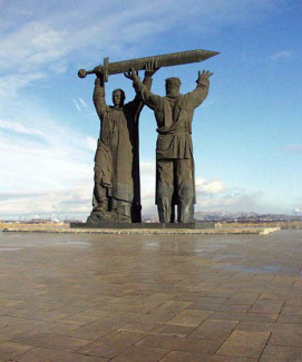 скульптор — Л. Н. Головницкий, архитектор Я. Б. Белопольский